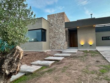 Casa a estrenar tres dormitoios en una planta.