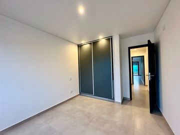 Casa a estrenar tres dormitoios en una planta.