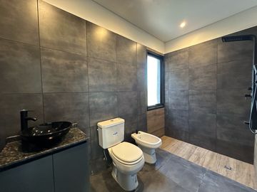 Casa a estrenar tres dormitoios en una planta.
