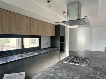 Casa a estrenar tres dormitoios en una planta.