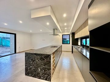 Casa a estrenar tres dormitoios en una planta.
