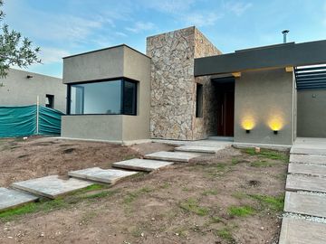 Casa a estrenar tres dormitoios en una planta.