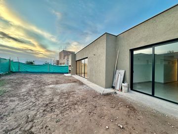 Casa a estrenar tres dormitoios en una planta.