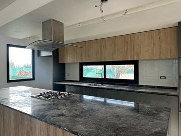 Casa a estrenar tres dormitoios en una planta.