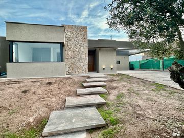 Casa a estrenar tres dormitoios en una planta.