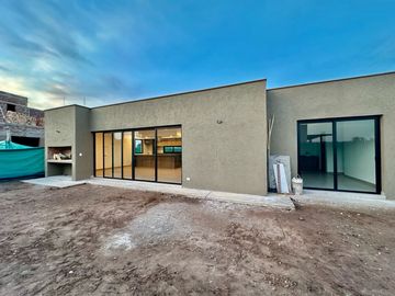 Casa a estrenar tres dormitoios en una planta.