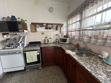 Casa en venta en Barrio Centro, 4 dorm, 2 baños, patio, terraza y garage. APTO CREDITO