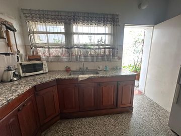 Casa en venta en Barrio Centro, 4 dorm, 2 baños, patio, terraza y garage. APTO CREDITO