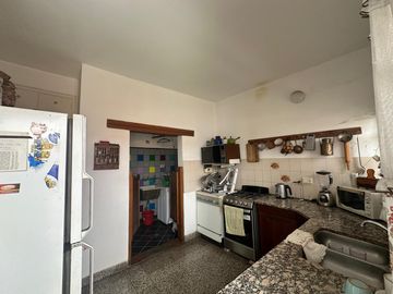 Casa en venta en Barrio Centro, 4 dorm, 2 baños, patio, terraza y garage. APTO CREDITO