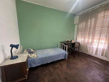 Casa en venta en Barrio Centro, 4 dorm, 2 baños, patio, terraza y garage. APTO CREDITO