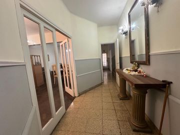 Casa en venta en Barrio Centro, 4 dorm, 2 baños, patio, terraza y garage. APTO CREDITO