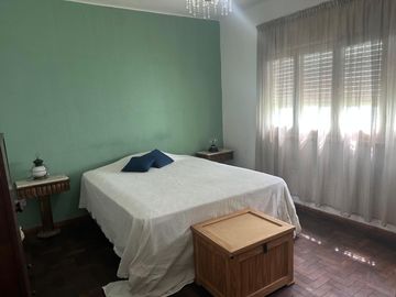 Casa en venta en Barrio Centro, 4 dorm, 2 baños, patio, terraza y garage. APTO CREDITO