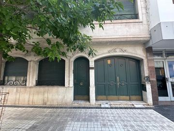 Casa en venta en Barrio Centro, 4 dorm, 2 baños, patio, terraza y garage. APTO CREDITO