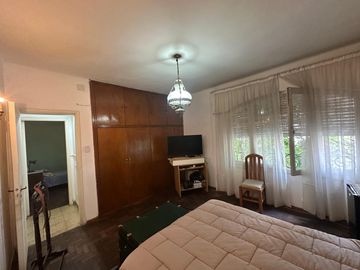 Casa en venta en Barrio Centro, 4 dorm, 2 baños, patio, terraza y garage. APTO CREDITO