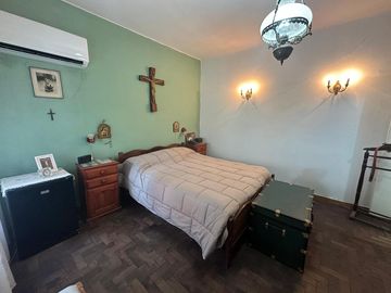Casa en venta en Barrio Centro, 4 dorm, 2 baños, patio, terraza y garage. APTO CREDITO