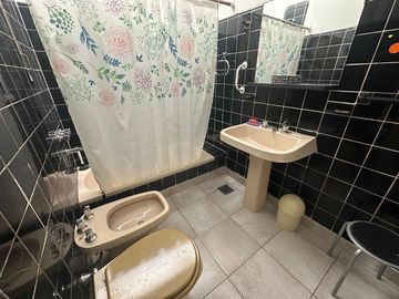 Casa en venta en Barrio Centro, 4 dorm, 2 baños, patio, terraza y garage. APTO CREDITO