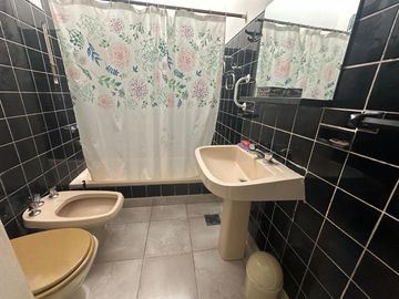 Casa en venta en Barrio Centro, 4 dorm, 2 baños, patio, terraza y garage. APTO CREDITO