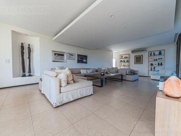 Casa a la laguna con 4 dormitorios en venta en   La Isla - Nordelta