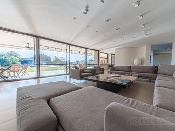 Casa a la laguna con 4 dormitorios en venta en   La Isla - Nordelta