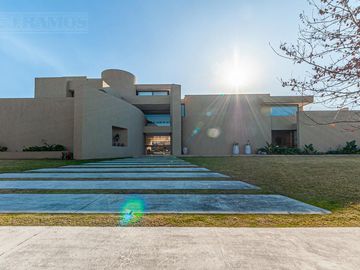 Casa a la laguna con 4 dormitorios en venta en   La Isla - Nordelta