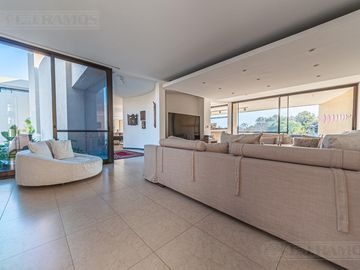 Casa a la laguna con 4 dormitorios en venta en   La Isla - Nordelta
