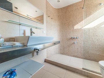 Casa a la laguna con 4 dormitorios en venta en   La Isla - Nordelta