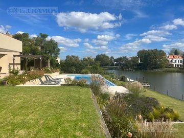 Casa a la laguna con 4 dormitorios en venta en   La Isla - Nordelta