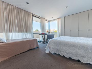 Casa a la laguna con 4 dormitorios en venta en   La Isla - Nordelta