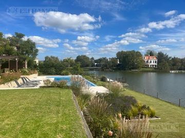 Casa a la laguna con 4 dormitorios en venta en   La Isla - Nordelta