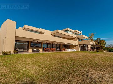 Casa a la laguna con 4 dormitorios en venta en   La Isla - Nordelta