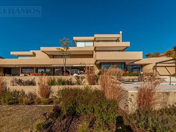 Casa a la laguna con 4 dormitorios en venta en   La Isla - Nordelta