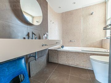 Casa a la laguna con 4 dormitorios en venta en   La Isla - Nordelta