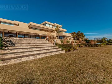 Casa a la laguna con 4 dormitorios en venta en   La Isla - Nordelta