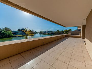 Casa a la laguna con 4 dormitorios en venta en   La Isla - Nordelta
