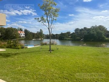 Casa a la laguna con 4 dormitorios en venta en   La Isla - Nordelta