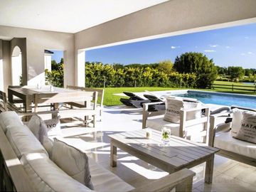 LOTE AL GOLF 2.100m². 4 DORMITORIOS.