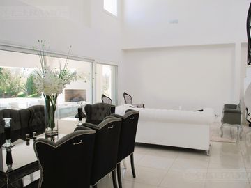 LOTE AL GOLF 2.100m². 4 DORMITORIOS.