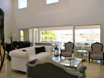 LOTE AL GOLF 2.100m². 4 DORMITORIOS.
