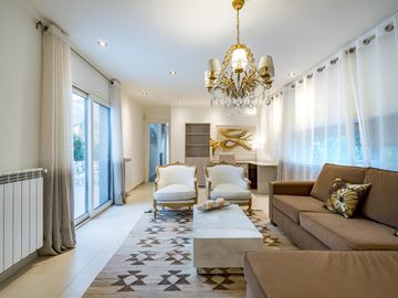 VENTA/PERMUTA – Casa - 4 dormitorios en suite - Playroom y piscina - Cadaques, Funes Hills