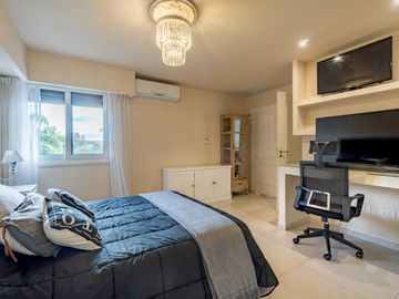 VENTA/PERMUTA – Casa - 4 dormitorios en suite - Playroom y piscina - Cadaques, Funes Hills