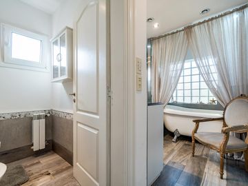 VENTA/PERMUTA – Casa - 4 dormitorios en suite - Playroom y piscina - Cadaques, Funes Hills