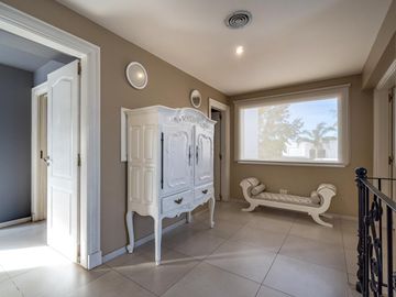 VENTA/PERMUTA – Casa - 4 dormitorios en suite - Playroom y piscina - Cadaques, Funes Hills