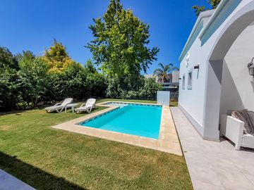 VENTA/PERMUTA – Casa - 4 dormitorios en suite - Playroom y piscina - Cadaques, Funes Hills