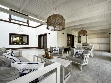 VENTA/PERMUTA – Casa - 4 dormitorios en suite - Playroom y piscina - Cadaques, Funes Hills