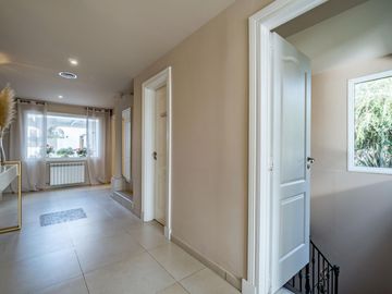 VENTA/PERMUTA – Casa - 4 dormitorios en suite - Playroom y piscina - Cadaques, Funes Hills