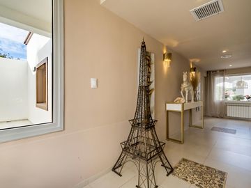 VENTA/PERMUTA – Casa - 4 dormitorios en suite - Playroom y piscina - Cadaques, Funes Hills