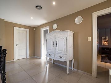 VENTA/PERMUTA – Casa - 4 dormitorios en suite - Playroom y piscina - Cadaques, Funes Hills