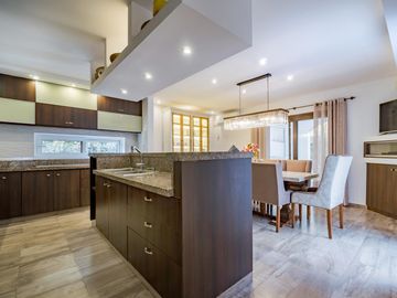 VENTA/PERMUTA – Casa - 4 dormitorios en suite - Playroom y piscina - Cadaques, Funes Hills