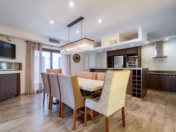 VENTA/PERMUTA – Casa - 4 dormitorios en suite - Playroom y piscina - Cadaques, Funes Hills