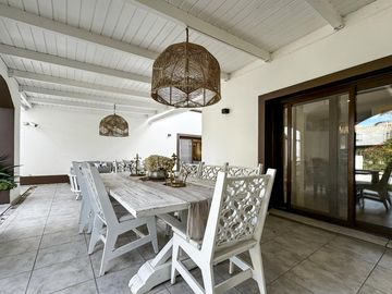 VENTA/PERMUTA – Casa - 4 dormitorios en suite - Playroom y piscina - Cadaques, Funes Hills